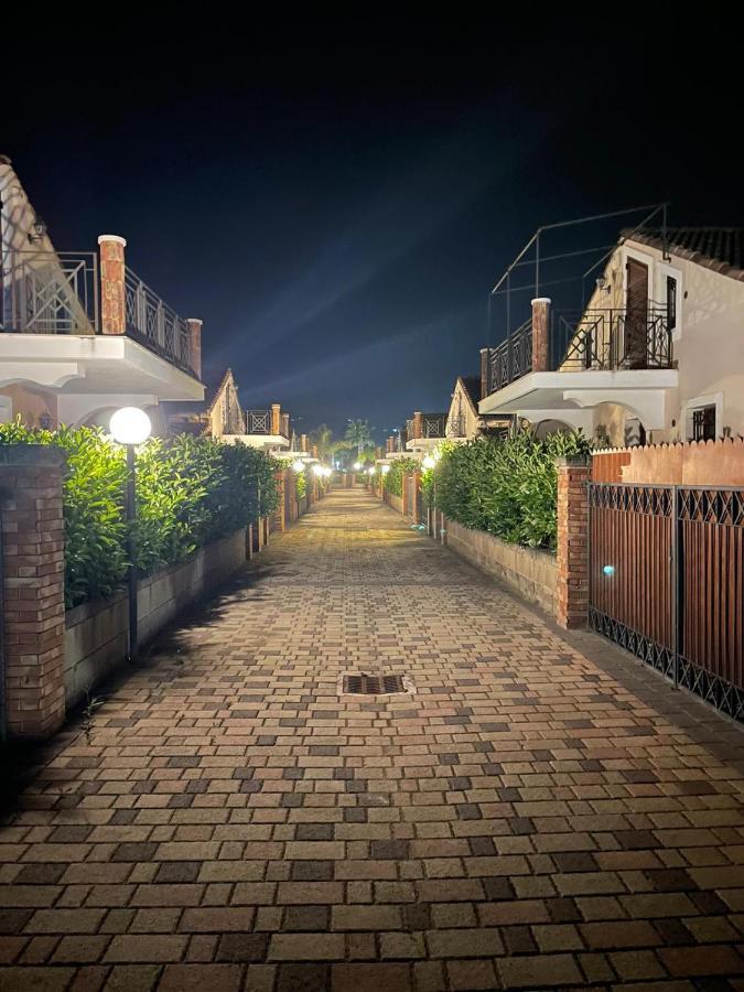 Mansarda Camelie Via Dei Normanni, 45 Campofelice Di Roccella Exterior foto