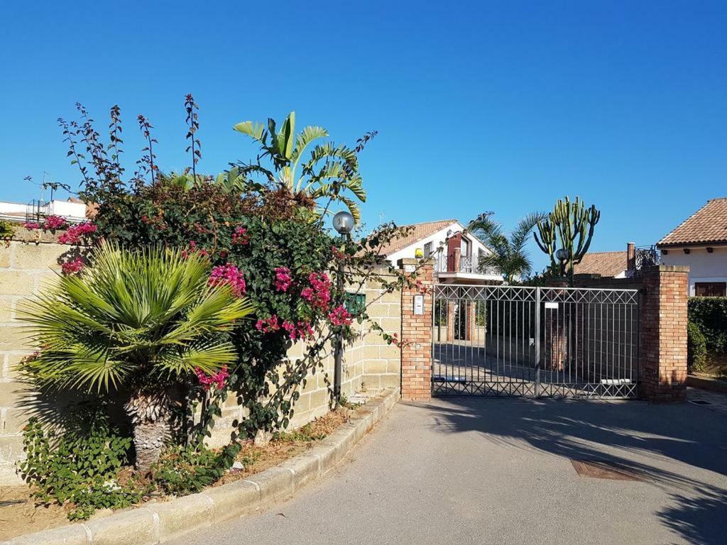 Mansarda Camelie Via Dei Normanni, 45 Campofelice Di Roccella Exterior foto